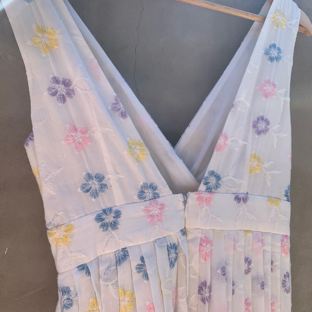 Embroidered dress - Picture 4 of 6